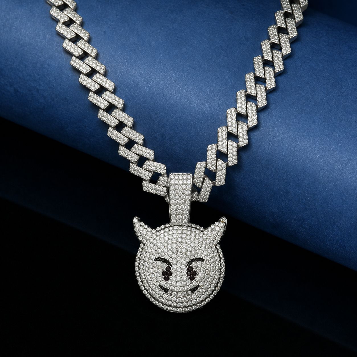 Collar de Moda con Colgante de Diablillo, Estilo Hip-Hop, con Diamantes, Cadena Cubana, Joyería Ligera de Lujo para Halloween image 1