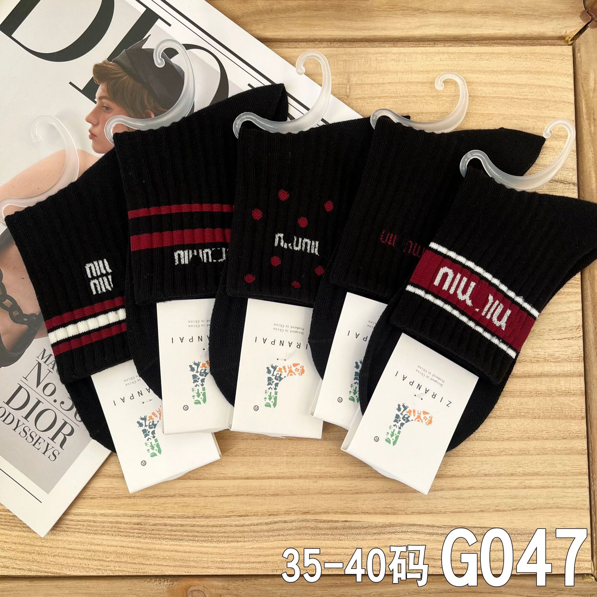 G047miu 검정색 양말 빨간색 줄무늬