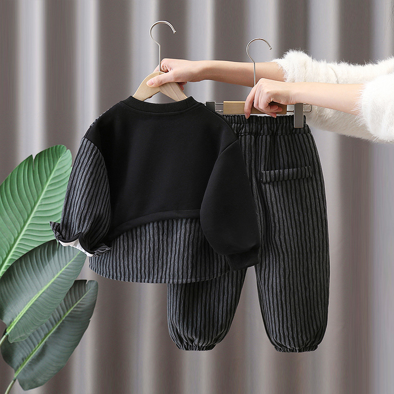 7811 Traje de primavera y otoño para niños 2025 Nuevo estilo de primavera para niños Suéter de dos piezas falso a rayas de estilo occidental Trendy