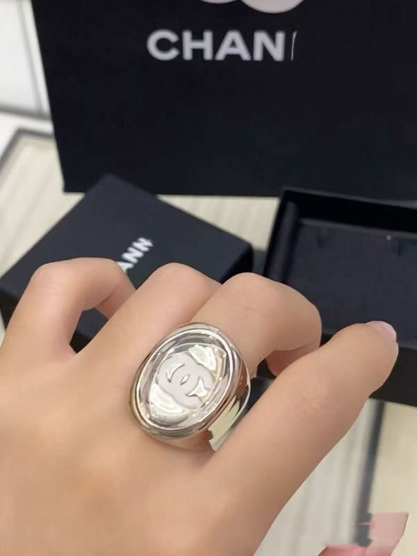 Xiaoxiangfeng 25 新しいネックレスファッションシンプルで多用途の楕円形ミラー光沢のあるネックレスイヤリングリング卸売|undefined