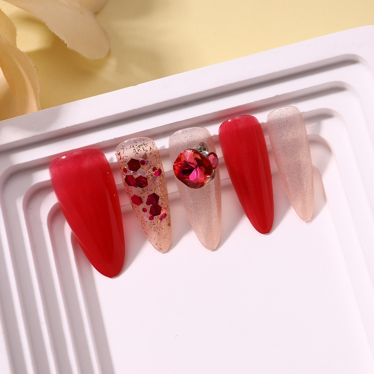 Manicura portátil, sensación de alta calidad, uñas, uñas, brillo de color fruta del dragón, uñas postizas largas de flores de almendra al por mayor