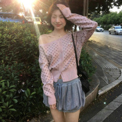 针织衫女秋季2025新款学院风粉色波点斜肩修身收腰长袖开衫上衣