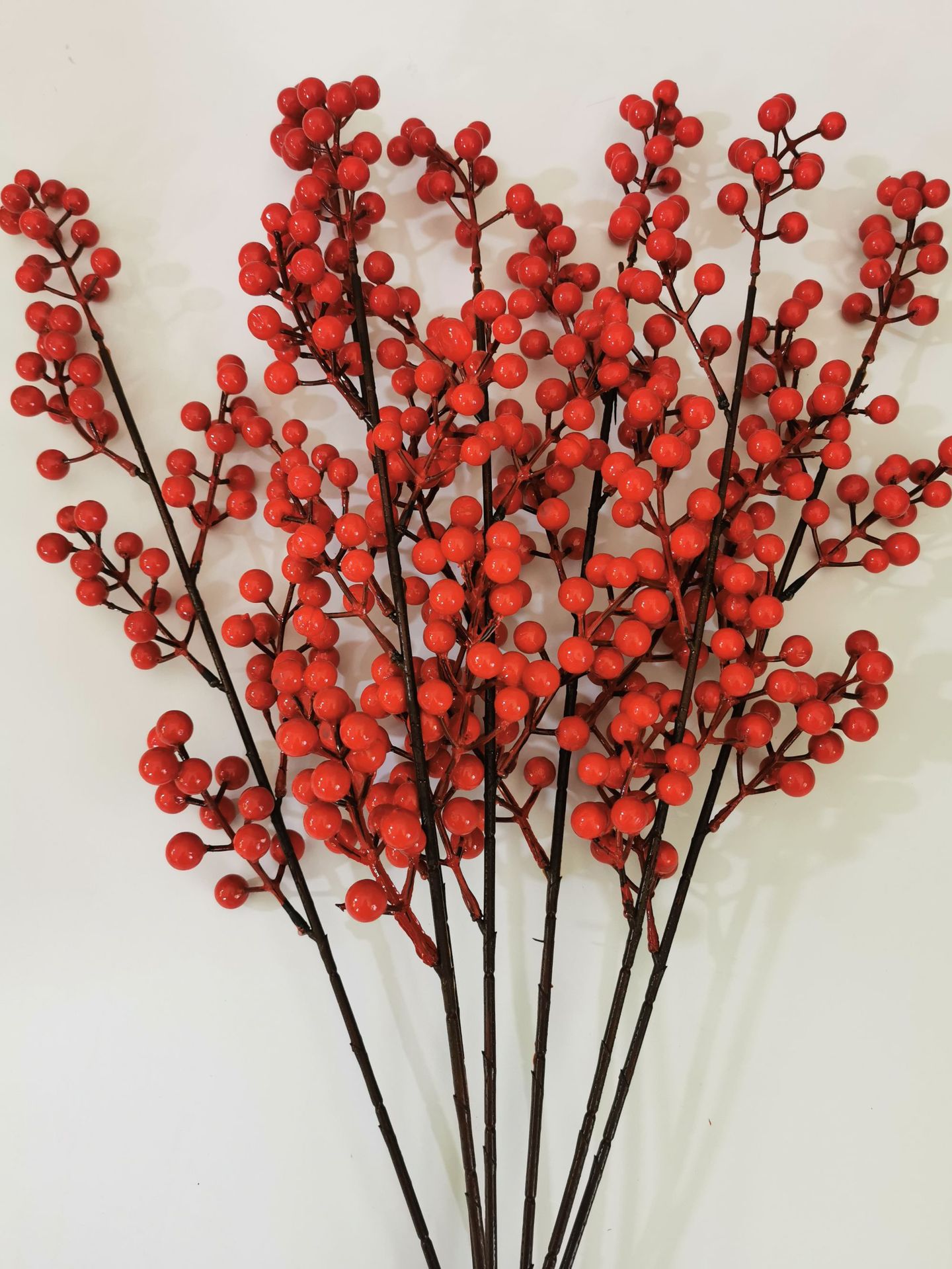 Decoración de frutas verdes y rojas del este con frutas simuladas festivas