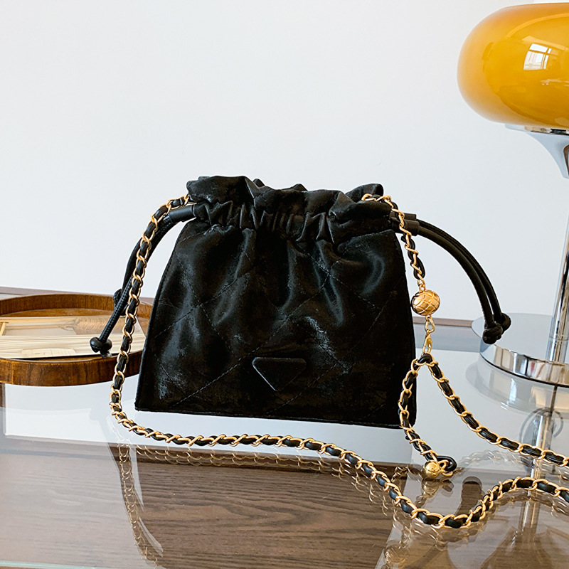 Este año, la moda de diamante con bolso de cubo de agua para mujeres 2024 nuevo estilo estilo