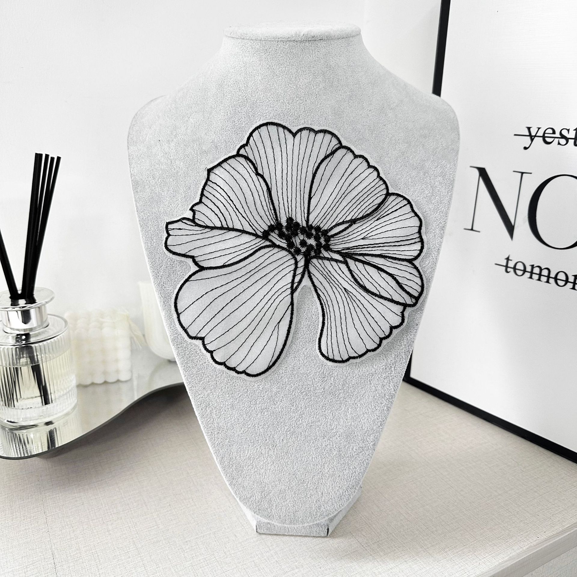 Línea blanca y negra bordada de loto pegatinas de tela Kogan hilo fondo romántico decoración de ropa Zhang Zi punto cosido DIY pegatinas