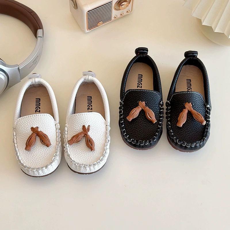 Корейская версия повседневной детской обуви из бобов на мягком подошве детская обувь для педалей 2025 весна и осень новая шовная обувь оптом