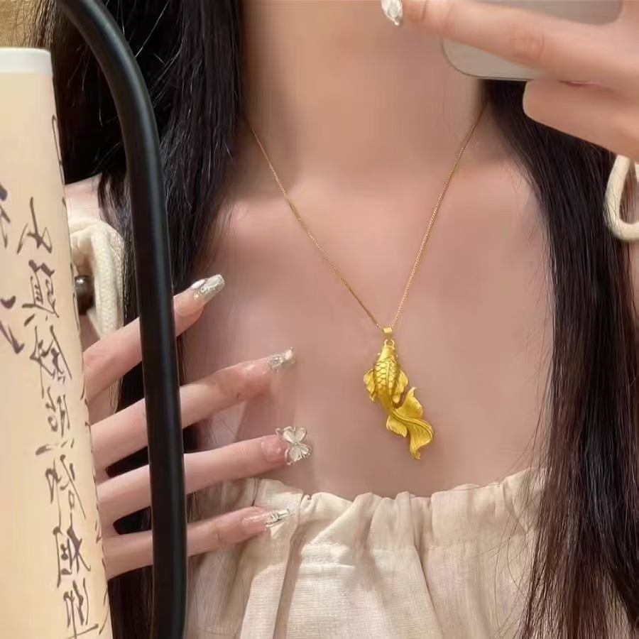 Collier carpe porte-bonheur plaqué or, bijou de niche à la couleur durable pour femme, pendentif carpe koï luxueux et léger haut de gamme_voghion.com