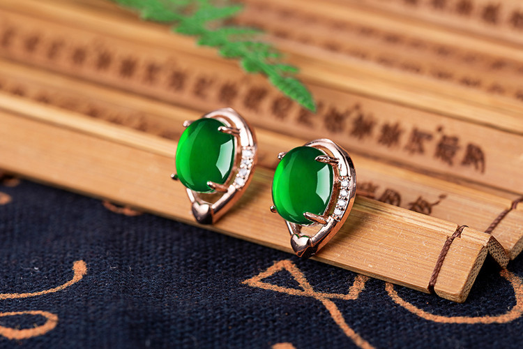 Retro Ethnic Drop-shaped Green Chalcedony Earrings Diamond Earrings Jewelry display picture 1
