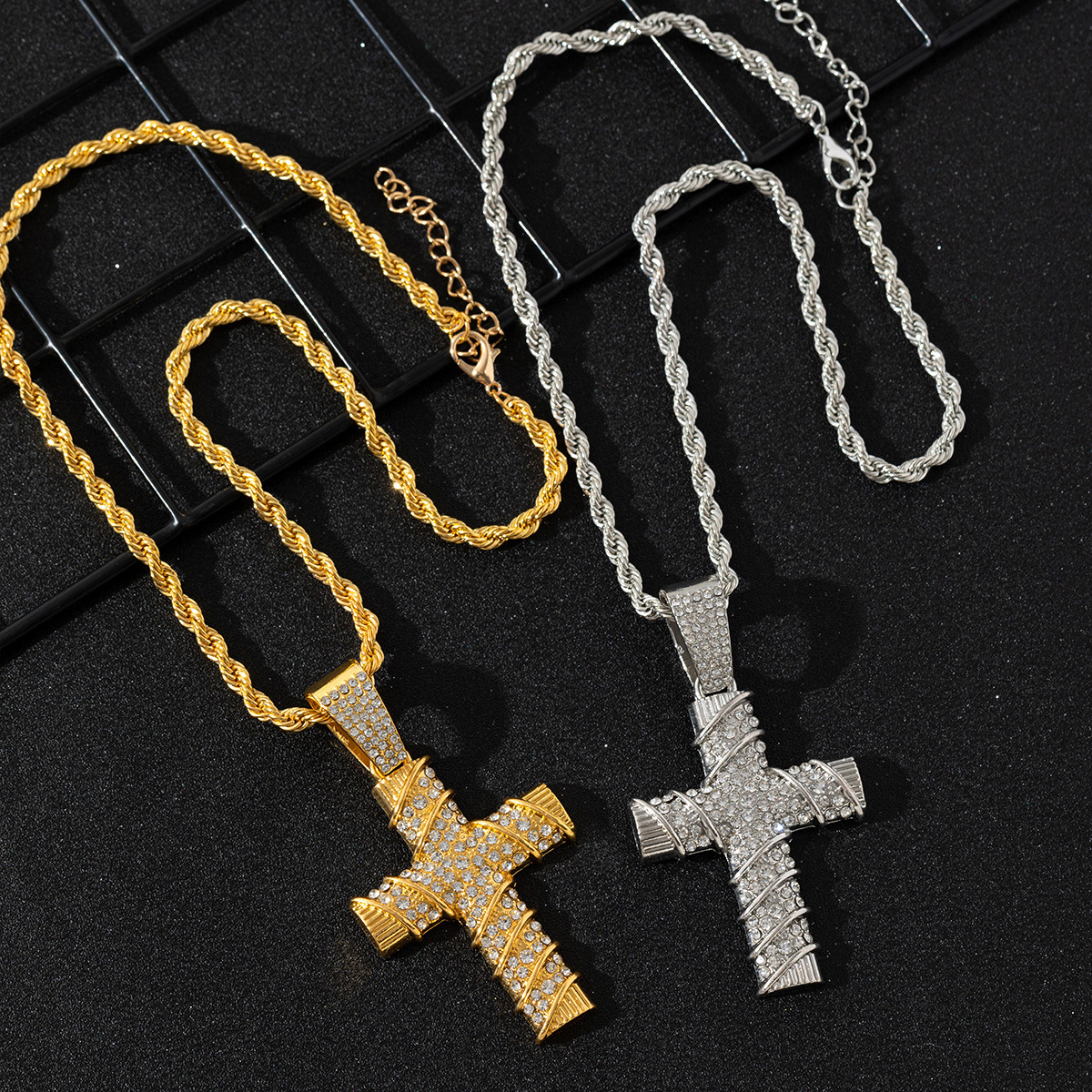 Collana catena cubana con pendente a croce per donna, strass_voghion.com