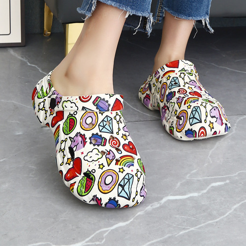 Fuzzy-feel hole shoes for women—summer, cute platform-heeled closed-toe height-increasing thick-soled sandals with a girly vibe, ultra-soft for beach and outdoor wear.