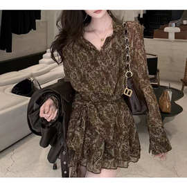 法式禅意早秋感性感高腰修身气质腰果花V领通勤连衣裙女2025新款