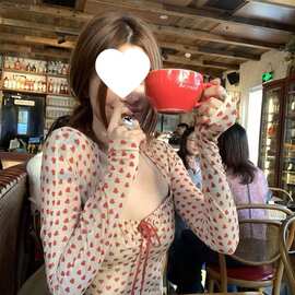 修身风长袖t恤女秋粉色辣妹波点韩系性感软打底上衣冬内搭爱心糯