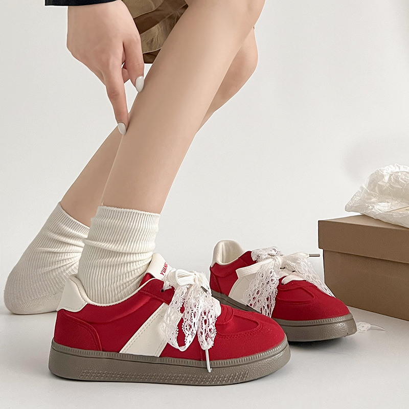 Clásico rojo nicho retro ballet alemán zapatos de entrenamiento femenino 2025 nuevas zapatillas de encaje casuales planas transpirables de primavera y verano