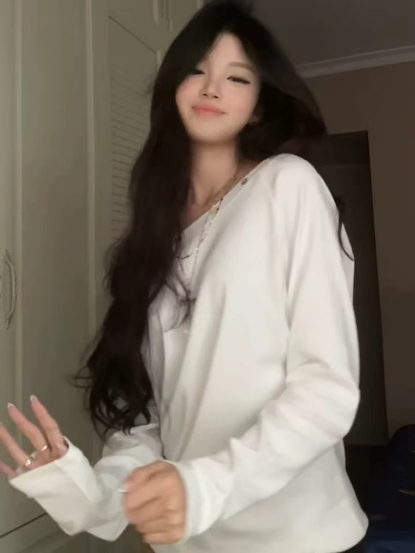 美式慵懒风设计白色斜肩彩色扣子宽松长袖t恤女秋季小众露肩上衣|undefined