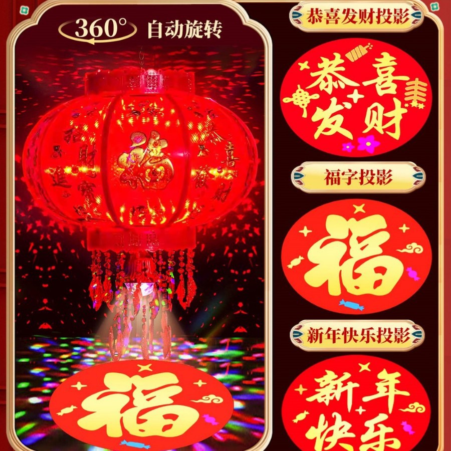 Nuevas linternas giratorias en la puerta de un par de linternas de caballo coloridas rojas para el Año Nuevo