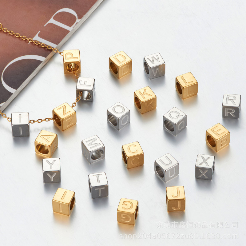 クロスボーダーホット販売正方形 26 英字ステンレス鋼ジュエリービーズ女の子 diy チタン鋼ネックレスペンダント|undefined