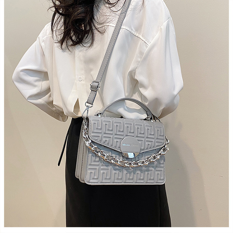 2025 primavera y verano nuevo estilo bolso cuadrado pequeño en relieve bolso de mujer de temperamento de moda de todos los partidos bolso de hombro de mensajero portátil de alta gama