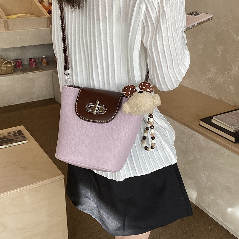 新款小众设计时尚百搭水桶包包女简约撞色单肩包高级感通勤手提包