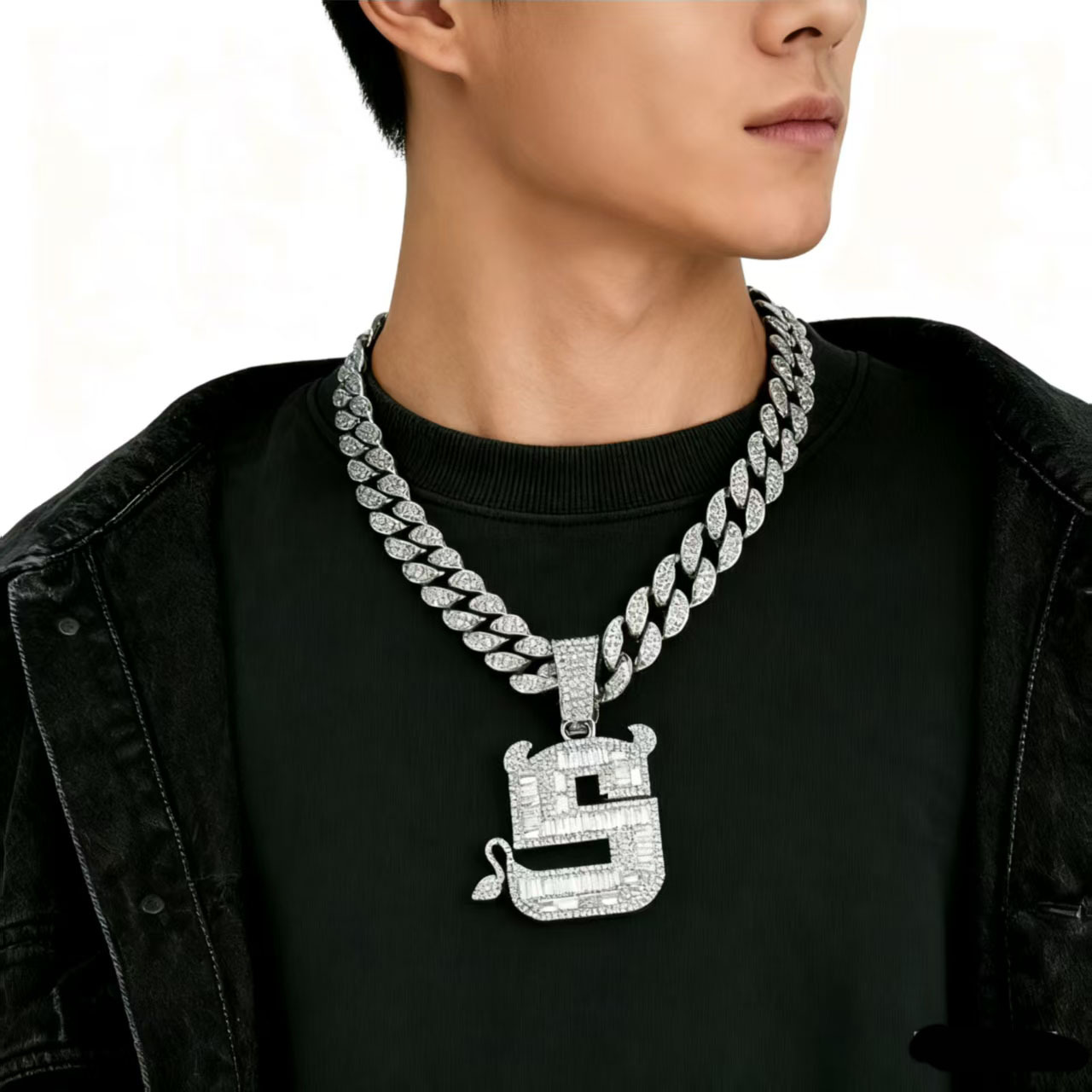 Ins Collar europeo y americano masculino Jiang Yunsheng con el mismo estilo Little Devil Colgante S letra Hip Hop Colgante Full Diamond Personalidad Accesorios