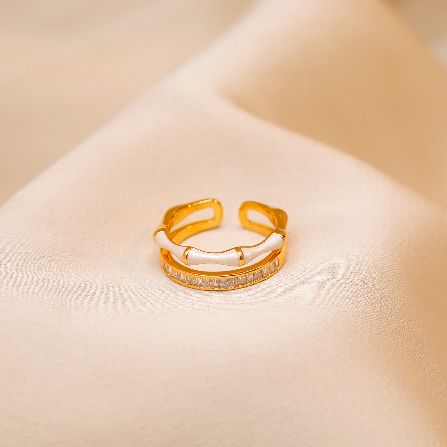 One size ring, 750 sample gold