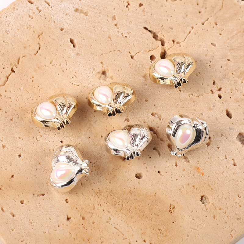 In-Stock Fashionable Heart-Shaped Shell Buttons for Women's Jackets, Cardigans, Shirts, and Coats, Wholesale from Manufacturer