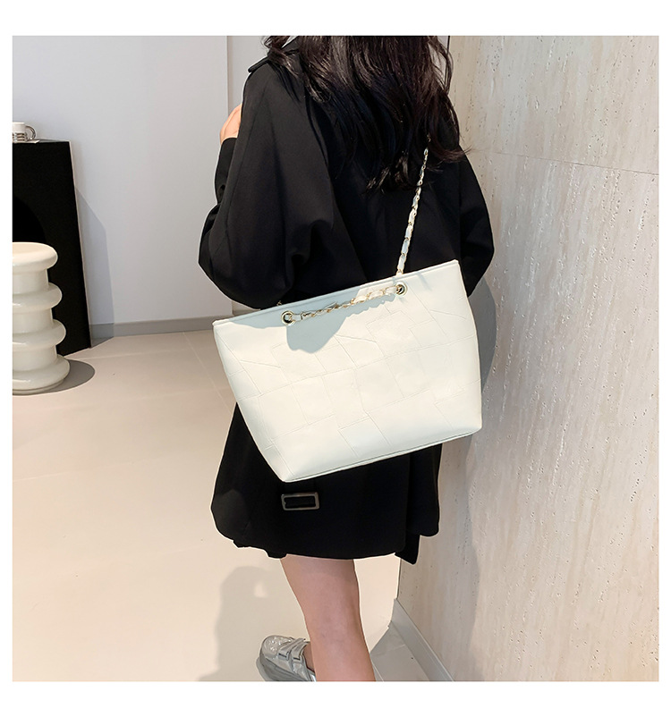 Women's Large Capacity Shoulder Tote Bag With Chain Detail_voghion.com