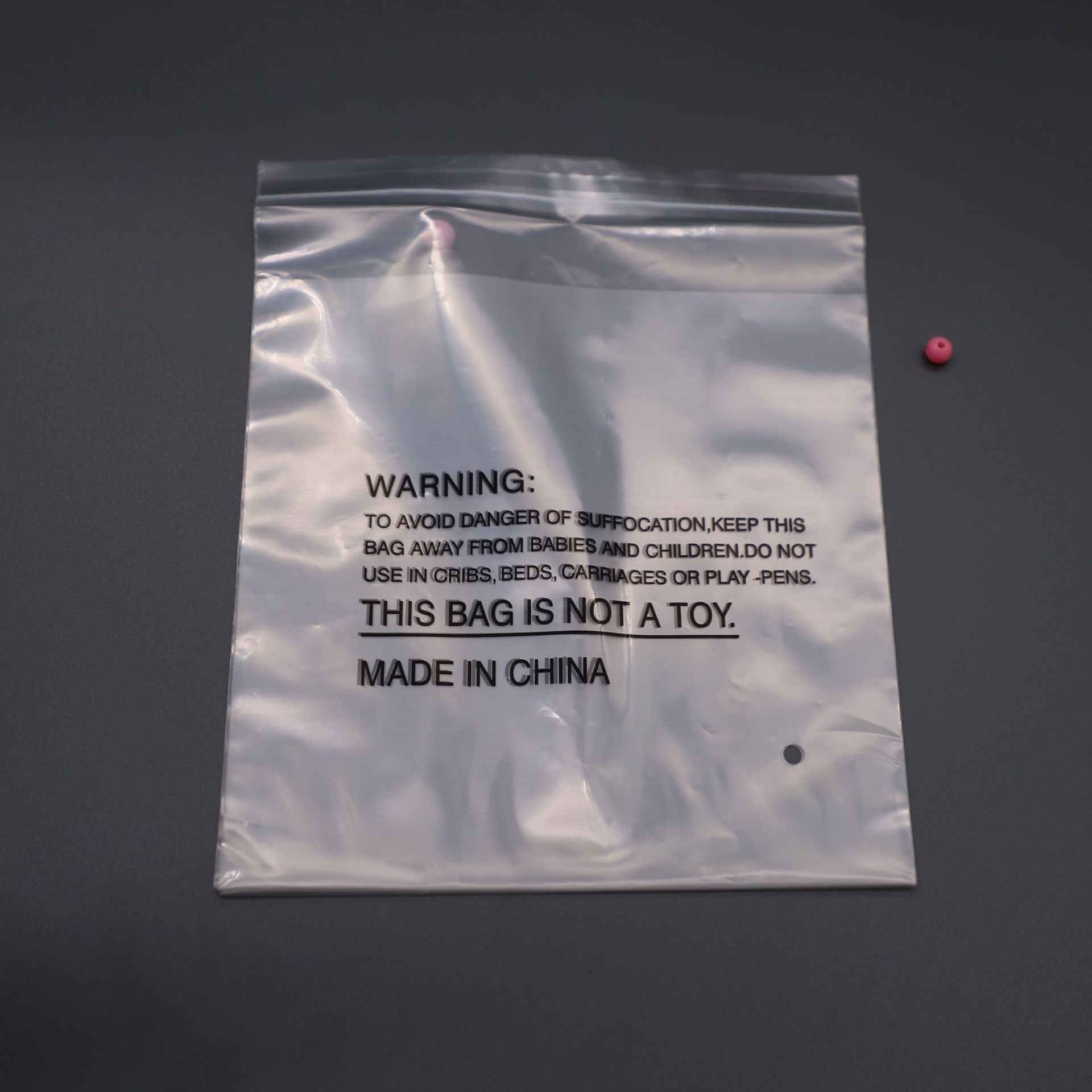 工厂现货批发PE服装包装袋外文防窒息标语正方形玩具袋免费试样