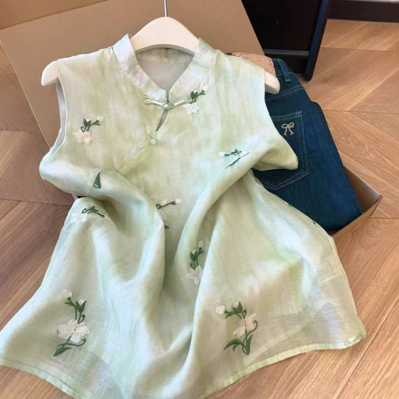 New Chinese-style embroidered floral green stand-collar shirt for women, 2026 summer, elegant and youthful, petite-friendly top A12965 New Chinese-style embroidered floral green stand-collar shirt for women, 2026 summer, elegant and youthful, petite-friendly top A12965