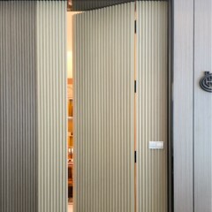佛山直接販売目に見えないグリルドア壁パネル生産フレームレスドア防音目に見えない寝室のドア卸売
