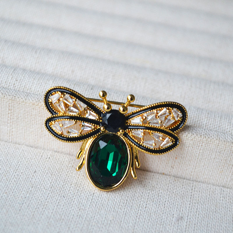 Autumn and Winter New Emerald Glass Gemstone Bee Shape High-End Sweater Coat Suit Brooch Accessories for Women