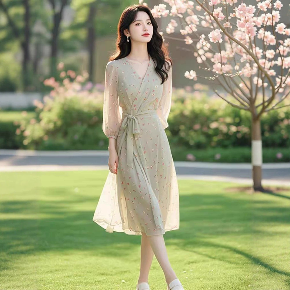 Đầm suông midi cổ chữ V họa tiết hoa xanh nhạt thắt eo — Hoa màu xanh lá cây