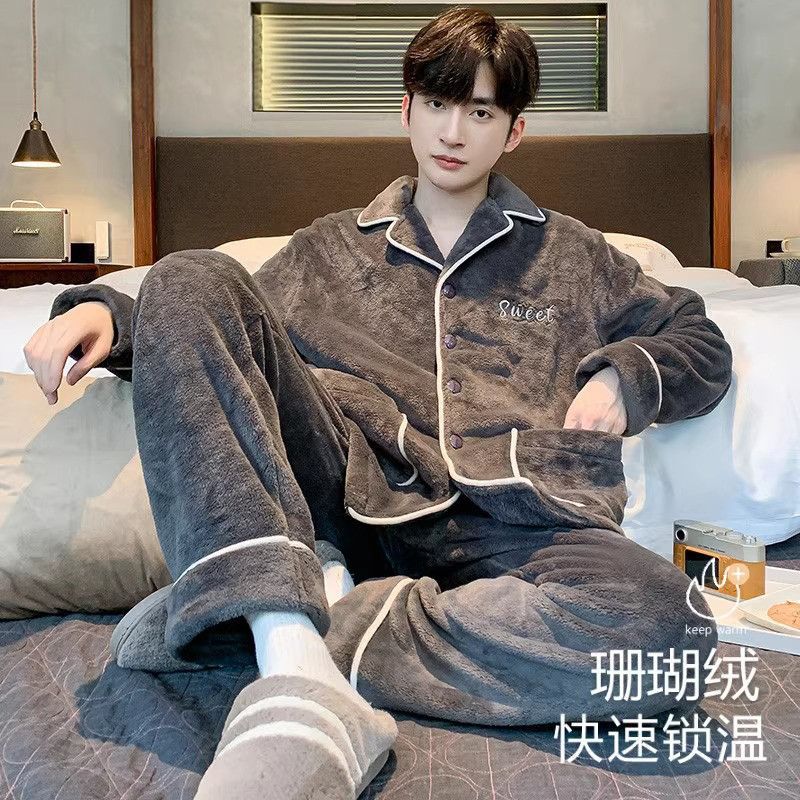 Pijamas de coral de lujo ligero para hombres invierno 2025 nuevo tipo de terciopelo más grueso casual de coral sólido cubierta de ropa para el hogar