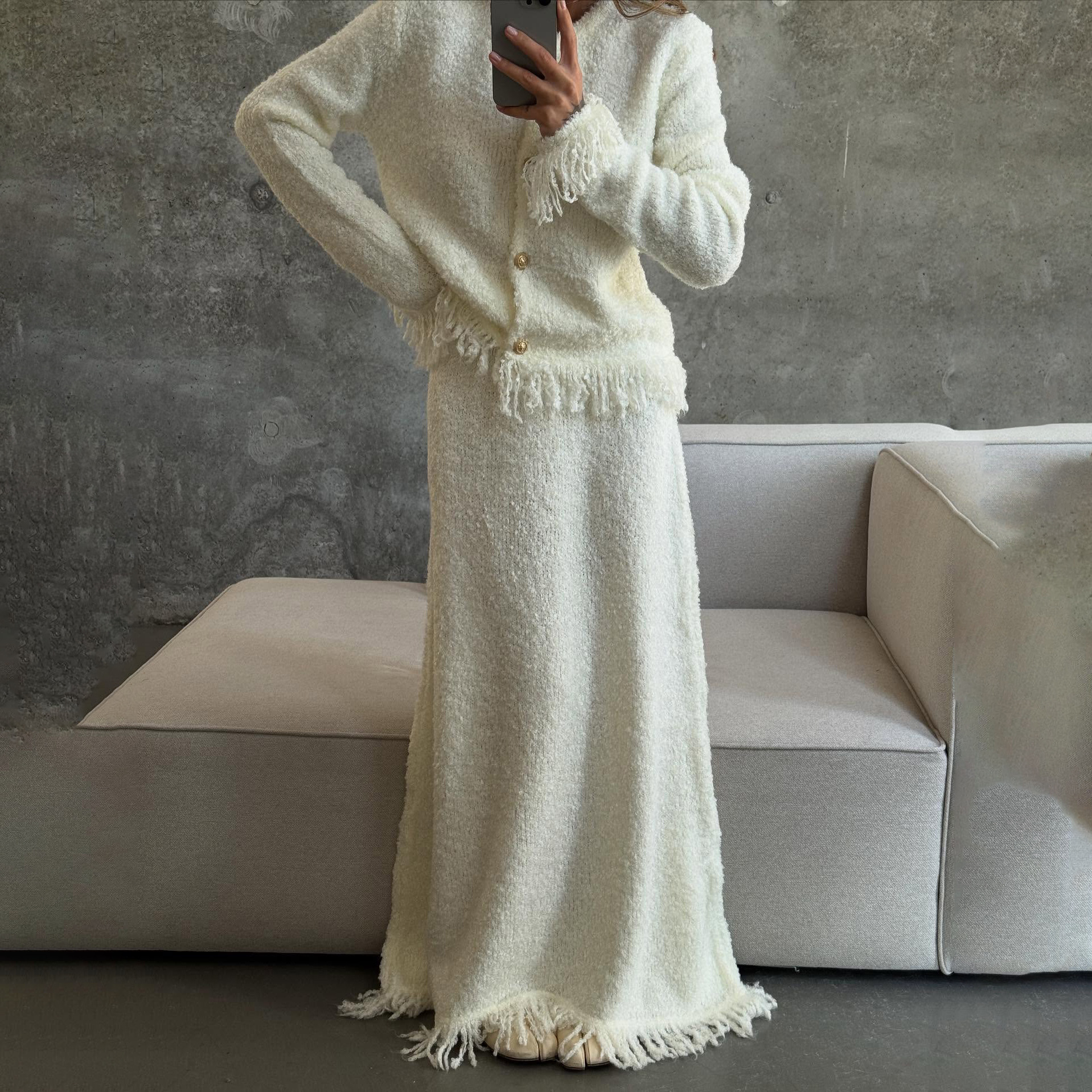 Completo cardigan in maglia a vita alta con frange e minigonna: morbida eleganza con un tocco parigino_voghion.com