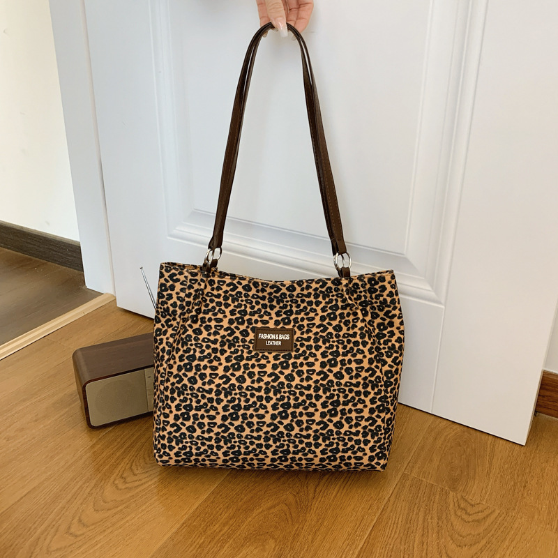 Bolsa de balde de alta sensación Boemia tote 2024, nuevo bolso popular universal, bolso de hombro de gran capacidad para mujeres