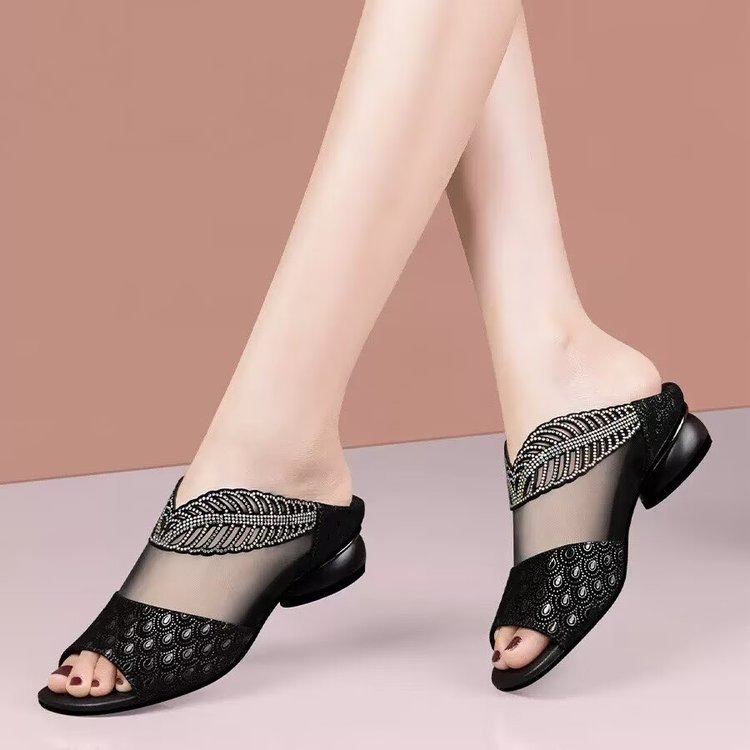 Zapatillas frías de tacón grueso para mujeres 2026 verano nuevo cuero de talón de malla de diamante exterior sandalias de moda temperamento
