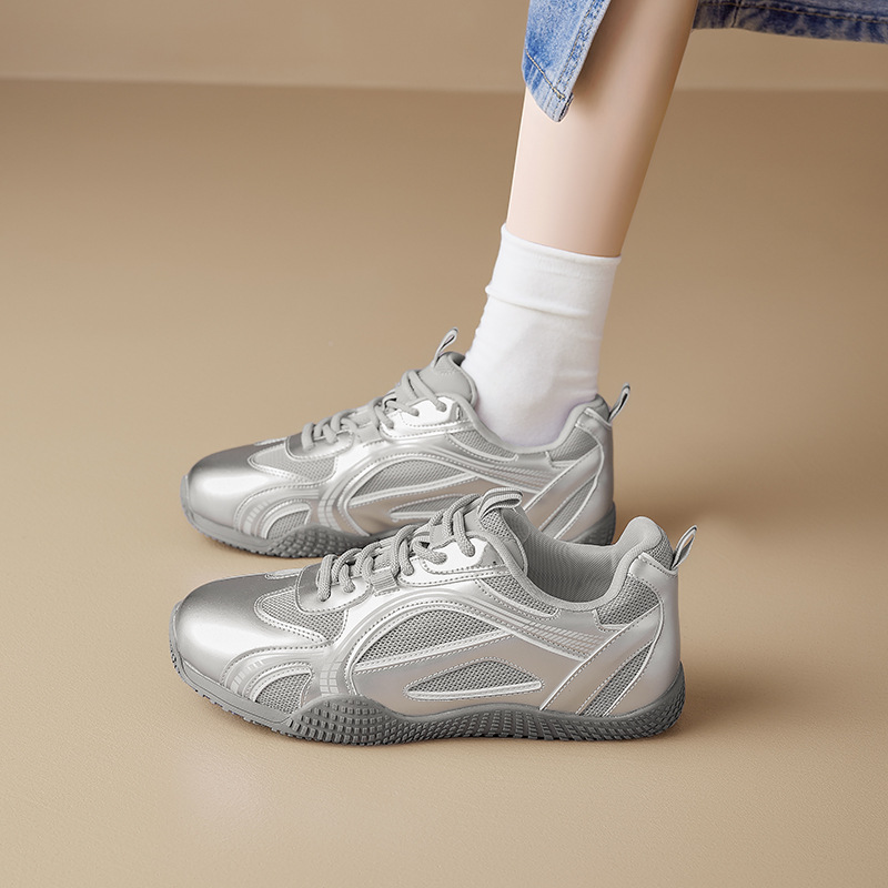 Zapatos de entrenamiento de plata de Augu Shi Deng para mujeres 2025 nuevos zapatos de invierno retro con suela gruesa y veludo deportivos casuales de plancha