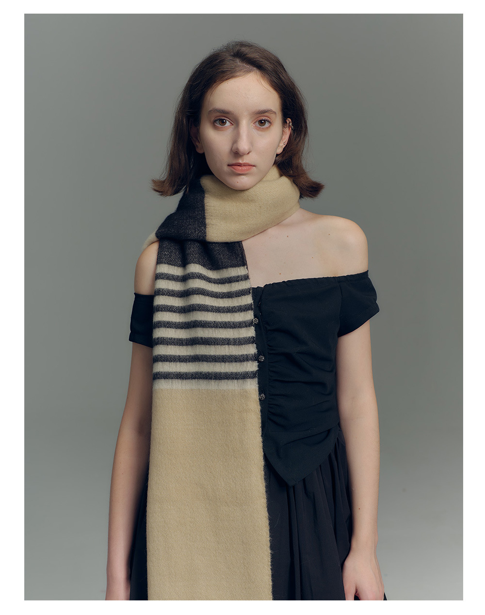 Novo cachecol xadrez feminino em imitação de cashmere com blocos de cores cáqui e nude, com bordas desfiadas, ideal para outono e inverno. Tamanho ampliado._voghion.com