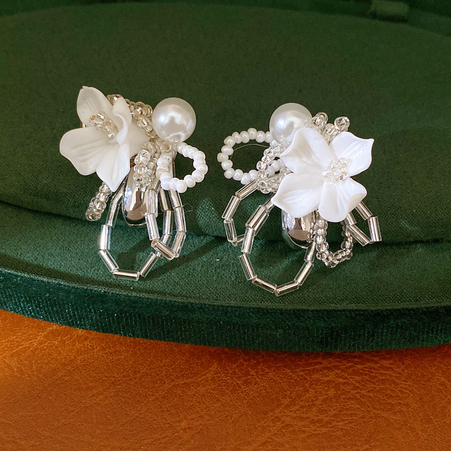 Agujas de plata flores gota de agua perlas personalidad exquisita nicho temperamento pendientes ligeros de lujo alta sensación de pendientes mujeres al por mayor