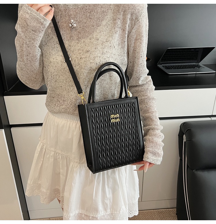 This year, the "Small Bag Women 2025" new trendy summer fashion, versatile and niche design hand-held shoulder crossbody bag is in vogue undefined