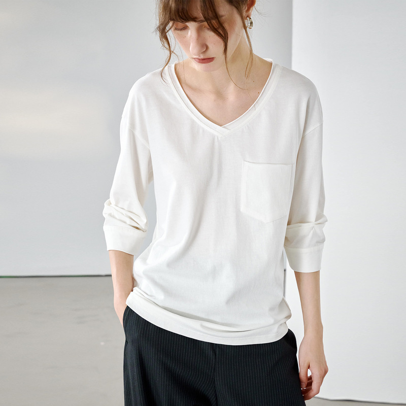 Elegant and understated hemp-cotton T-shirt with a stylish design, fold-over sleeves, V-neck top, suitable for commuting, simple, loose, casual, cotton-linen, three-quarter sleeves Elegant and understated hemp-cotton T-shirt with a stylish design, fold-over sleeves, V-neck top, suitable for commuting, simple, loose, casual, cotton-linen, three-quarter sleeves