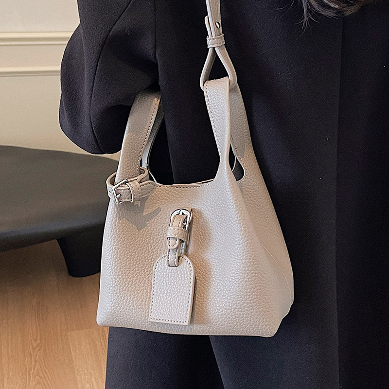 Korb für Damenausflüge im Herbst und Winter 2024, kleine Handtasche mit hochwertiger Textur, Crossbody-Beuteltasche zum Pendeln_voghion.com