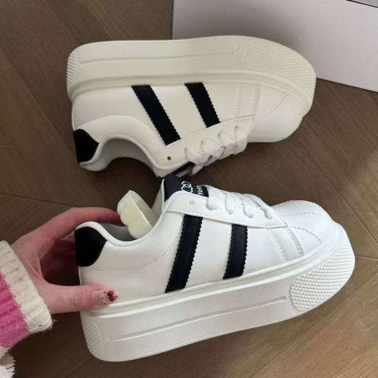 Nuevos zapatos de skate de primavera para mujeres con suela gruesa aumentando la altura de los zapatos blancos de nicho coreanos para estudiantes casuales de bajo nivel image 7