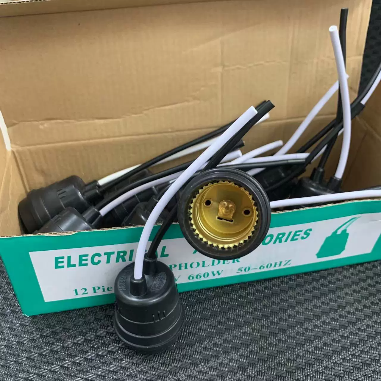 泰国南美黑色防水E27螺口巴西沙特灯头灯口黑白双色线软胶灯座