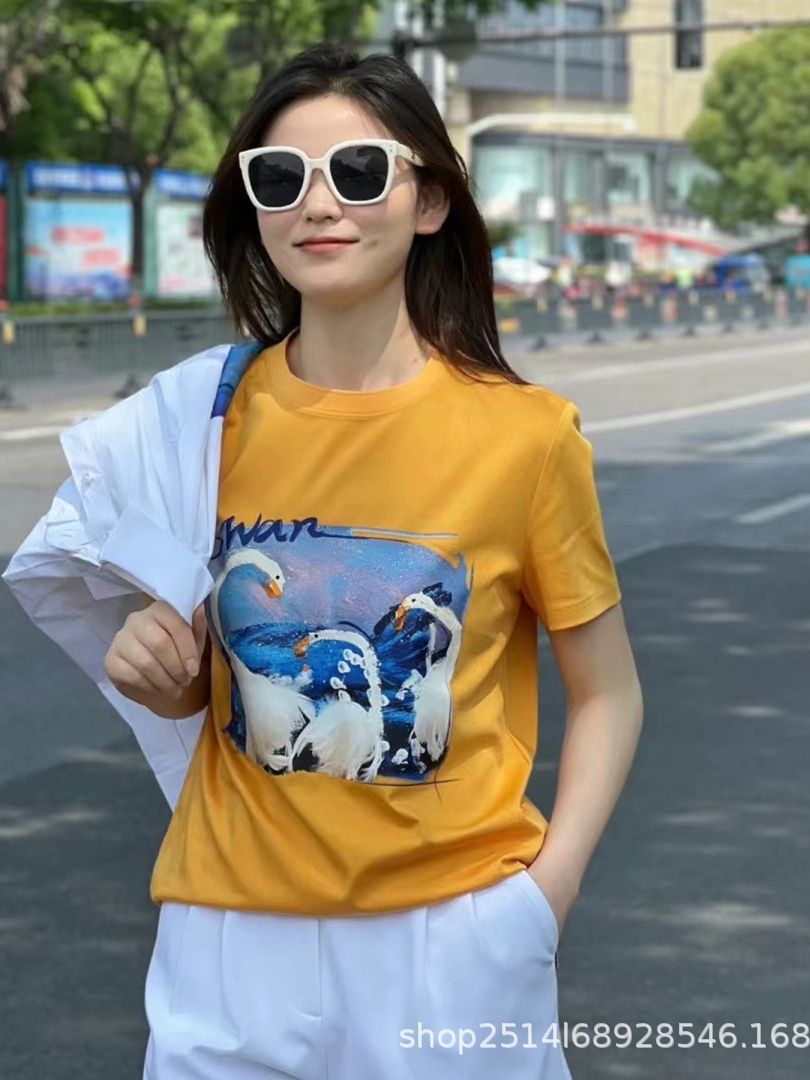 Áo thun nữ tay ngắn cổ tròn in hình thiên nga, chất cotton thoáng mát, form rộng — Màu vàng