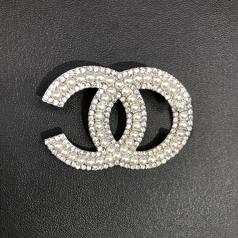 Full Diamond Multifunctional Brooch Accessory for Women, Double C Letter Brooch, Chanel-Style Rhinestone-Embellished Elegant Clothing Accessory to Prevent Exposure