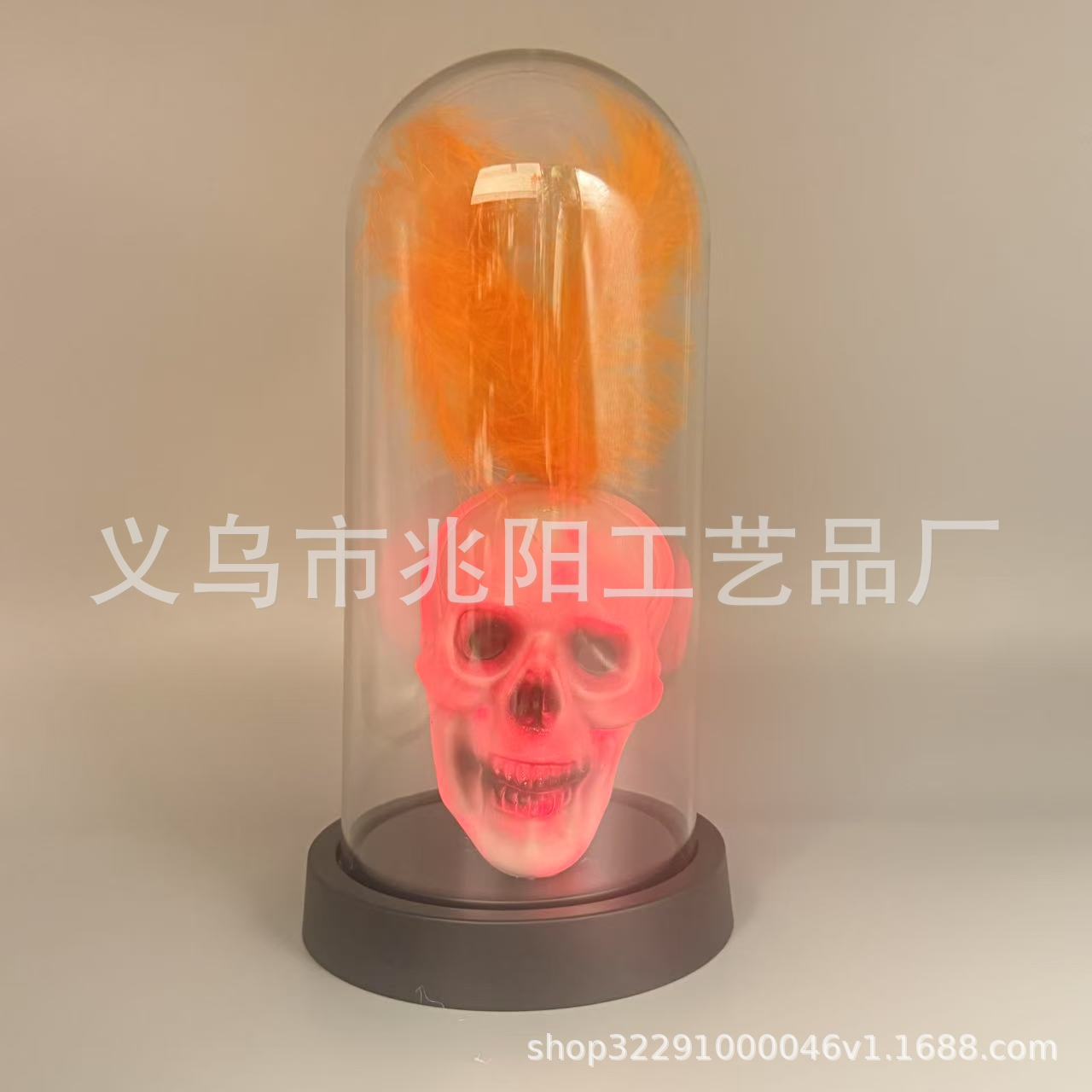 Disposición de Halloween, campana transparente, decoración de la fiesta interior, adornos, fantasmas iluminan la linda noche brillante de fantasmas