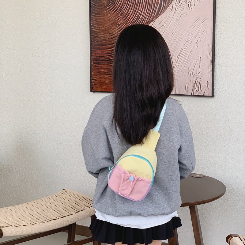 Moda coreana para niños y niñas bolsas de pecho de color contrastante, mini bolsas de bebé 2026 nuevas bolsas para niños