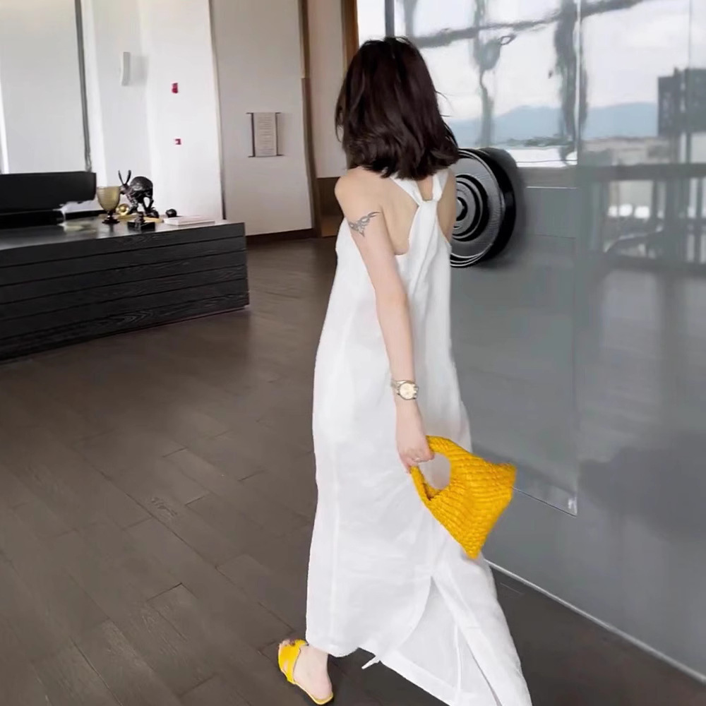 우아한 여성의 고급 비치 드레스, 고급스럽고 올해 유행하는 스타일, 넉넉하고 우아하며 슬림한 여름용 화이트 드레스