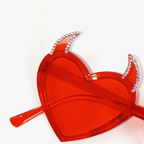 Cross-border Western and Eastern personalized devil horn glasses for women, retro niche Halloween party sunglasses, wholesale heart-shaped sunglasses