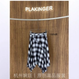 女式毛呢外套;女式衬衫;半身裙